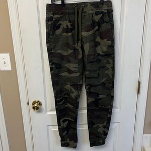 Pre-Owned CSG Cuffed Camo Pants Mens Size Medium. Excellent Condition.